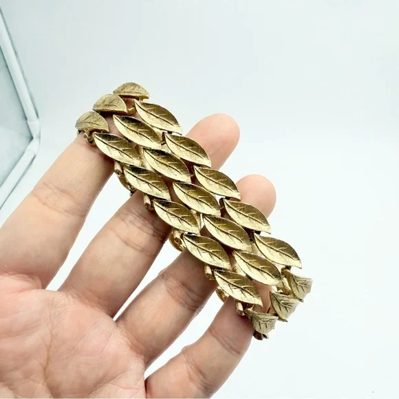 Vintage Lisner Gold Tone Leaves Link Chain Bracelet