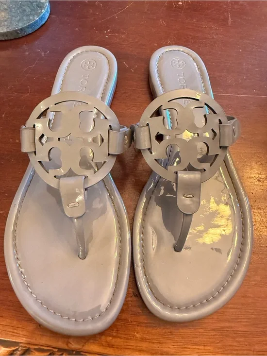 Tory Burch Patent Leather Thong Sandals in Grey