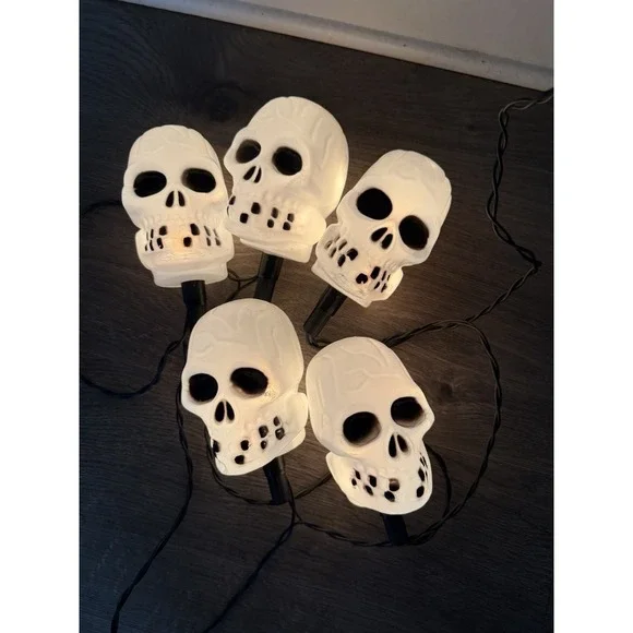 VTG Skelton Blow Mold‎ Lights 5 Skulls- Corded