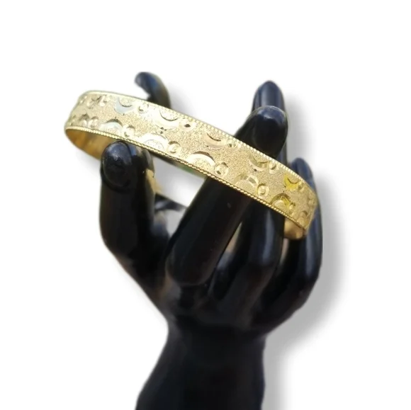 VINTAGE GOLDPLATED BANGLE BRACELET WITH DIAMOND CUT DESIGN DETAIL