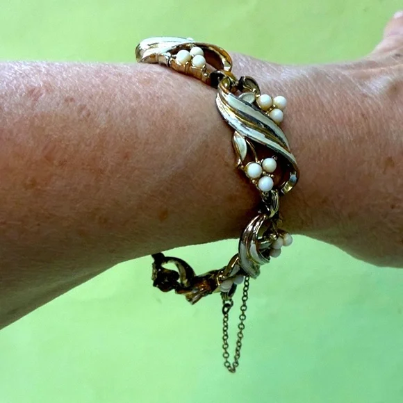 Elegant Vintage 50’s Gold and White Coro Bracelet