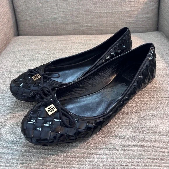 Tory Burch Black Patent Leather Woven Ballet Flats Gold Logo Charm 9M Brazil‎