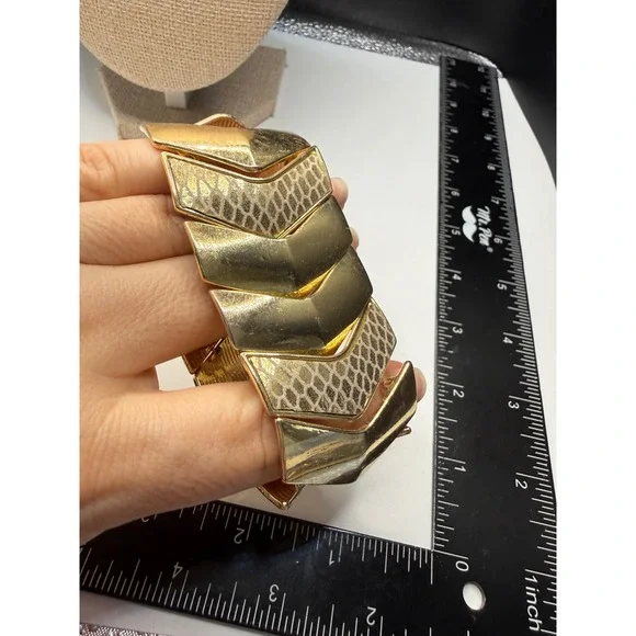 Vintage‎ Gold Tone Chevron Stretch Cuff Bracelet Faux Snakeskin Textured Chunky