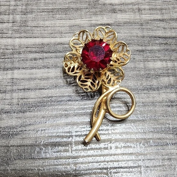Vintage Brooch Gold Tone Flower with Ruby Red Rhinestone