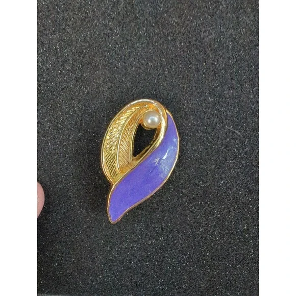 Vintage Antique Purple Enamel Pin‎ with Pearl- Brooch Gold Tone