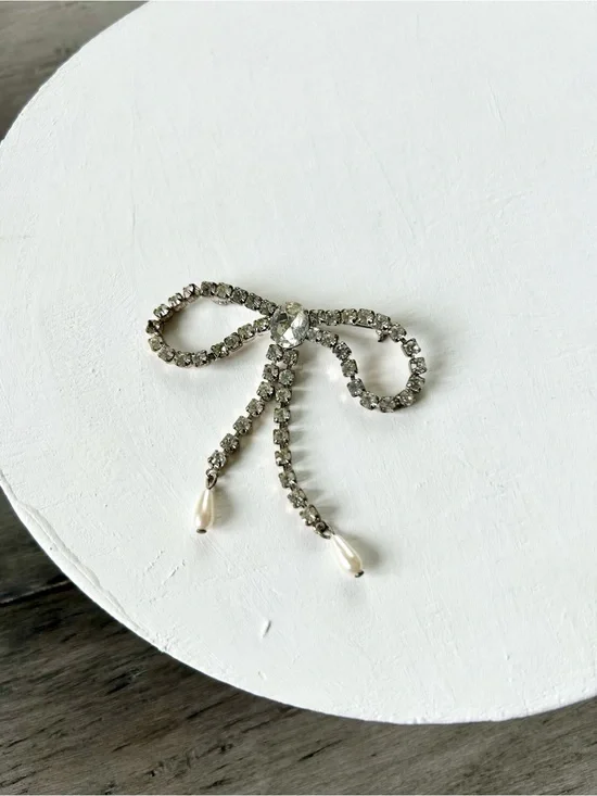 💸 5/20 Vintage Clear Rhinestone Bow-Shaped Brooch w/ Dangling Pearls