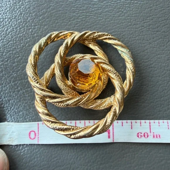 Vintage Sarah Coventry Gold Tone Interlocking Hoop Brooch Amber Rhinestone SC
