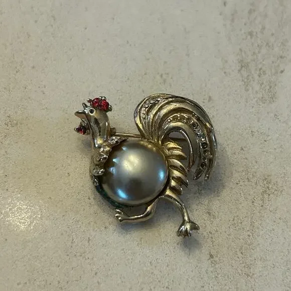 Vintage Faux Pearl Rooster Brooch – Gold-Tone Figural Pin with Red Rhinestones