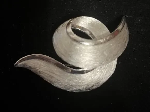 Vintage Crown Trifari Signed Silver Tone Knot Brooch