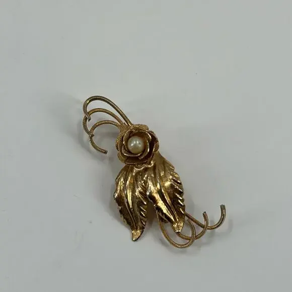 Vintage goldtone floral brooch