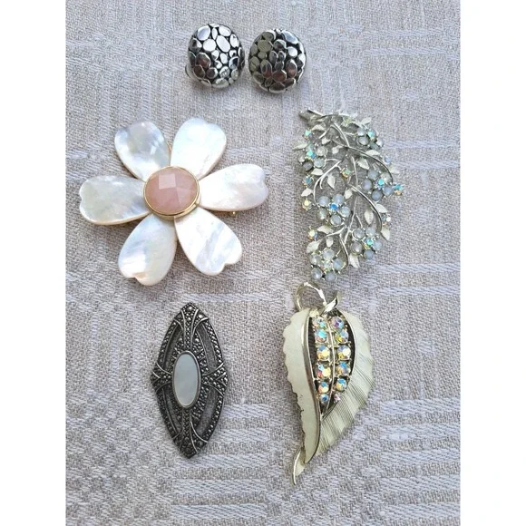 Women's Set Of 4 Brooches 1 Clip On Earring Rhinestone Mother Of Pearl Unmarked