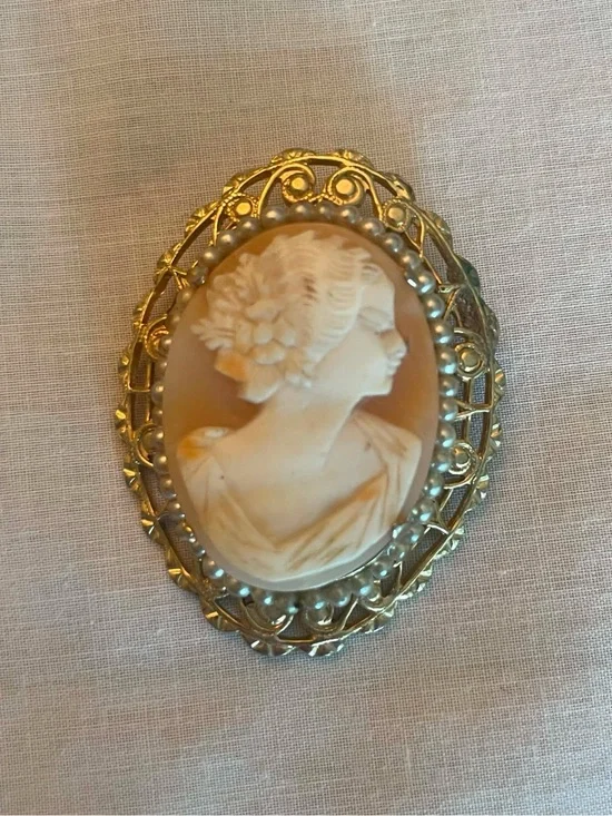 Elegant Gold-Tone Cameo Brooch with Cream Profile