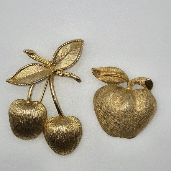 2pc Sarah Coventry & Coro Fruit Brooch Pin Set Vintage‎ Gold Tone Cherry Apple