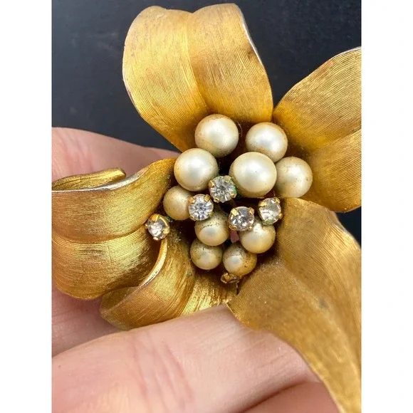 Vintage Kramer Flower‎ Brooch Rhinestone Faux Pearl Gold Tone Flower Signed