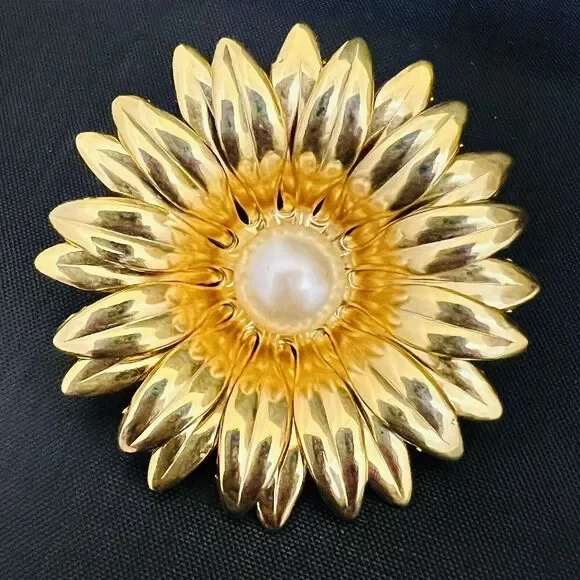 Vintage 3d Flower Faux Pearl Brooch Floral Daisy Shiny Gold Tone PRETTY 4096