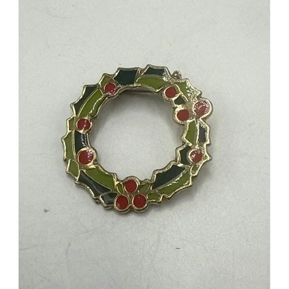 Vintage Avon Christmas Wreath Brooch Enamel Holly Berry Gold Tone Holiday Pin