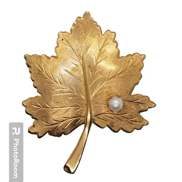 SARAH COVENTRY VINTAGE LARGE  GOLDTONED & FAUX PEARL MAPLE  LEAF BROOCH