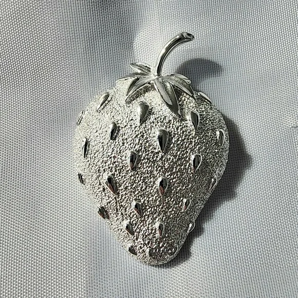 Sarah Coventry Ice Strawberry Brooch Vintage‎ Fruit Pin Silver Tone Textured