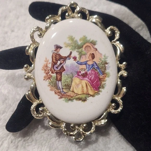 Vintage Fragonard Style Courting Couple Oval Brooch Gold Tone Filigree‎ Frame