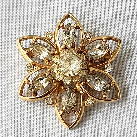 Kramer of New York Rhinestone Brooch‎ Flower Pin Gold Tone Vintage Collectible