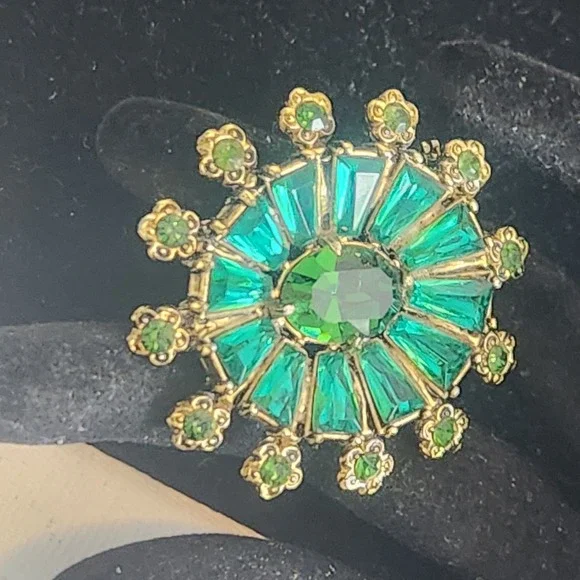 Vintage Emerald Green Sunburst Brooch Gold Tone Rhinestone Starburst‎ Pin 1.5