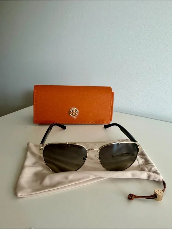 Tory Burch Sunglasses Case with silver Frame Aviator Sunglasses