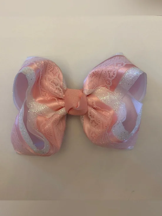 Lynlee Blair's Pink and white glitter bow