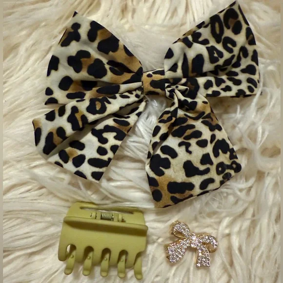 Lot of 3 hair clips