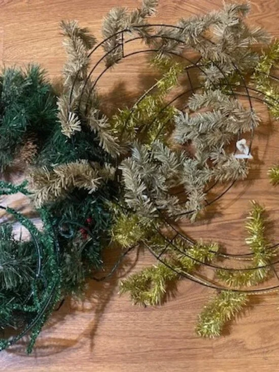 4 wreaths - different sizes and color, see photos for differences