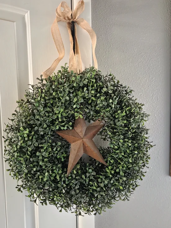 Rust Star Boxwood Wreath - Green
