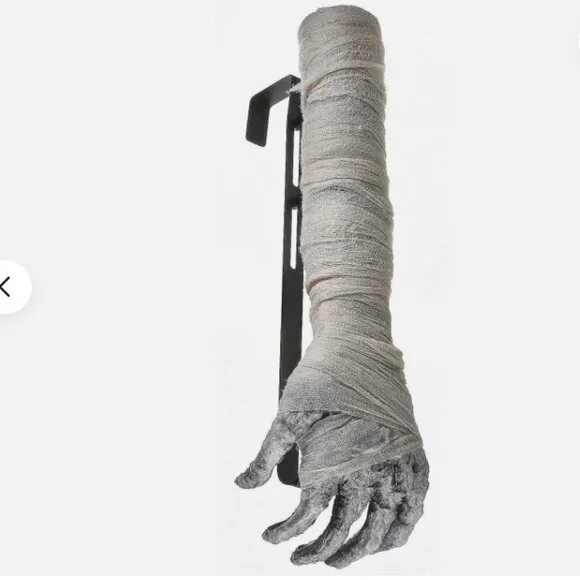 National Tree Company Mummy Arm and Hand Wreath 18