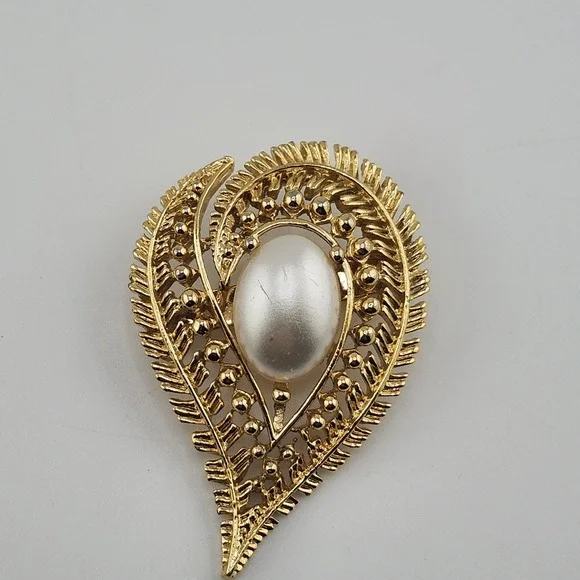 vintage‎ Gold Tone Leaf Faux Pearl Brooch