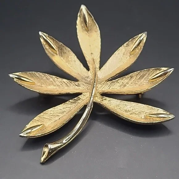 Vintage Leaf Brooch Woman Gold Tone Textured Fan Foliage Pin‎ Accessory