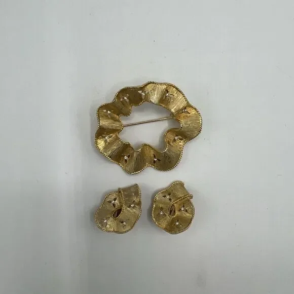 Gold Plated Ribbon Lapel Pin Brooch and Clip-On Earrings Set Vintage Jewelry