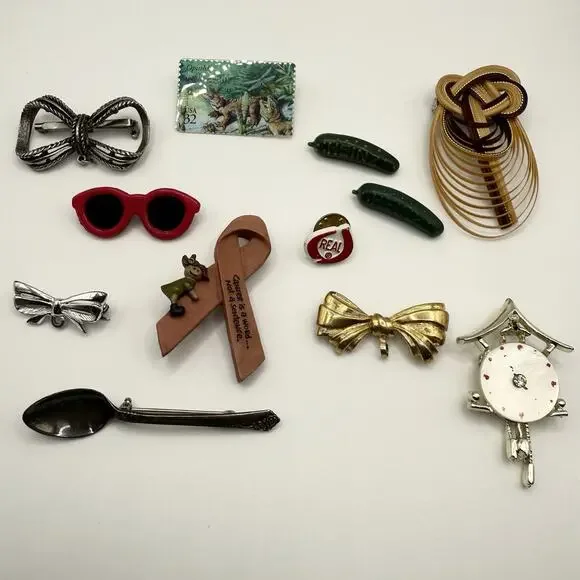Vintage‎ Lot of Twelve Brooch Pins Pickles Clock Dinosaurs Spoon Bows Sunglasses