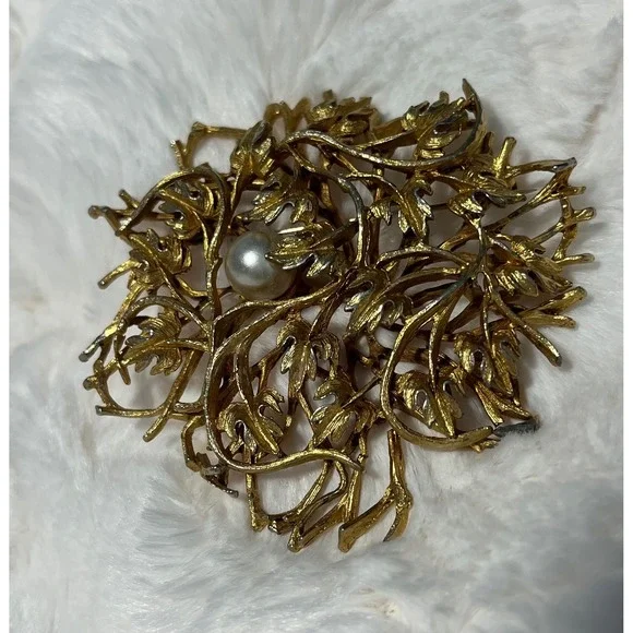 Vintage Gold Tone Brooch Pin Faux Pearl Floral Wreath Statement‎ Jewelry