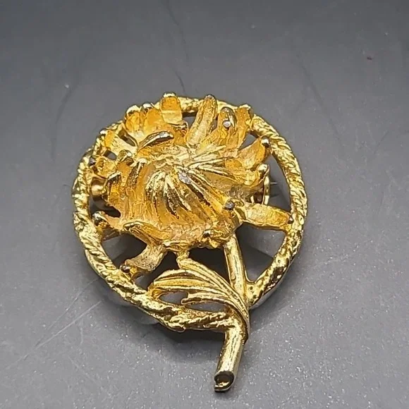 Vintage Flower Brooch‎ Woman Gold Tone Textured Floral Circular Pin Accessory