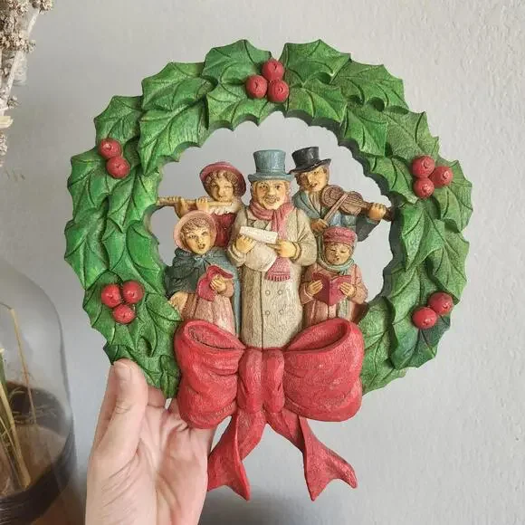 Vintage Christmas Wreath Old Fashioned Carolers Berries & Bow Resin 1970's Decor