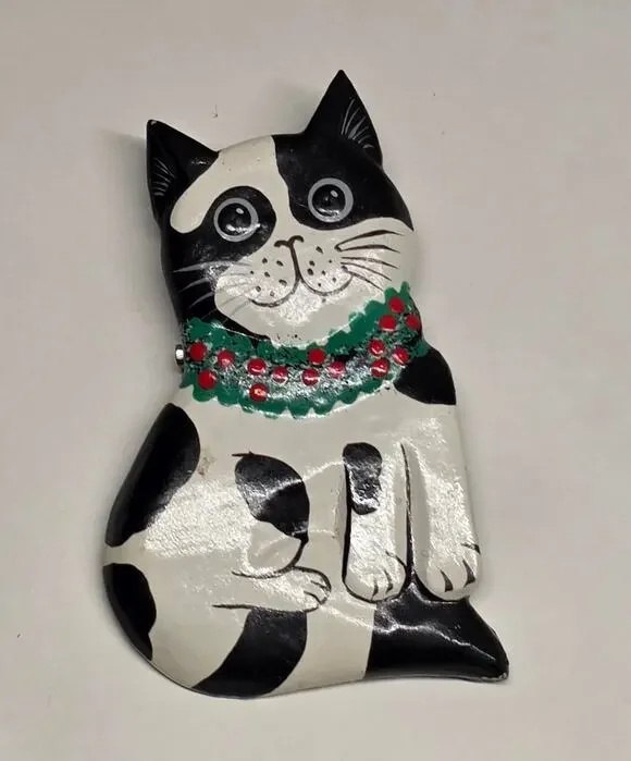 Black White Cat Christmas Wreath Wooden Brooch Pin 2.5 In
