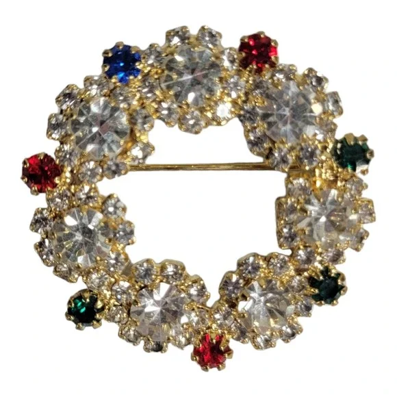Vintage Gold-Tone‎ White Cplorful  Red Rhinestone Christmas Wreath Brooch 1.5 in