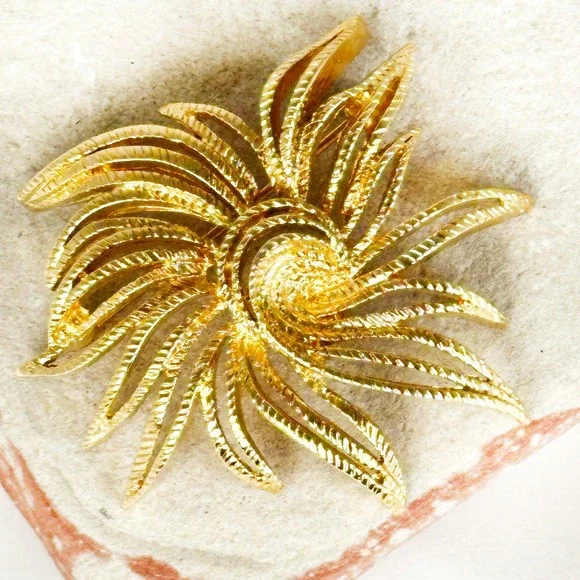 Vintage Signed Monet‎ Gold-Tone Textured Sunburst Flower Brooch Pin Cordelia