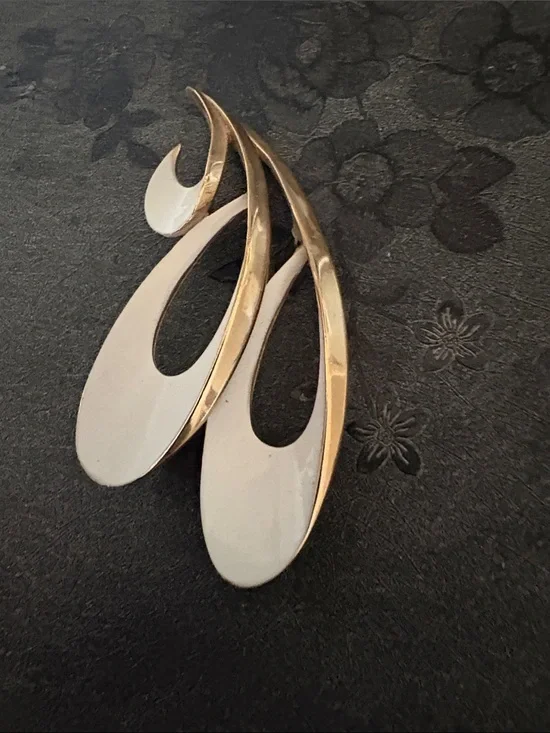 TRIFARI 60s VINTAGE ENAMEL WHIMSICAL WHITE CREAM BRUSHED GOLD-TONE 3