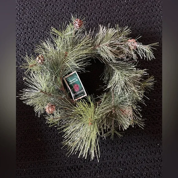Festive Green Pine Wreath with Pinecones