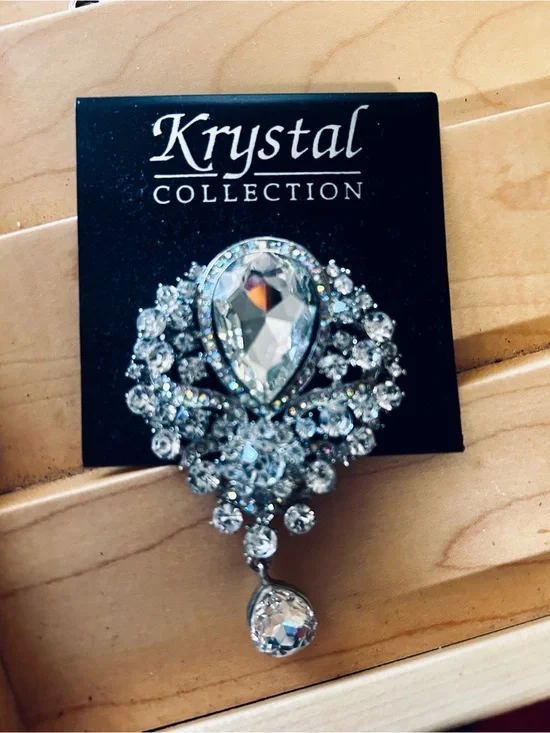 NWT Silver Crystal Teardrop Brooch Pin