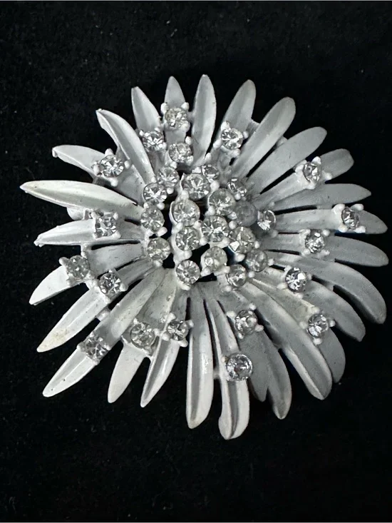 533- Vtge. Crown Trifari White enamel Floral Crystal Burst Brooch