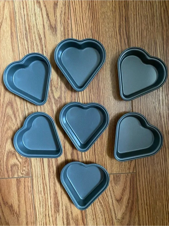 SET OF 7 NON-STICK HEART SHAPED MINI BAKING PANS