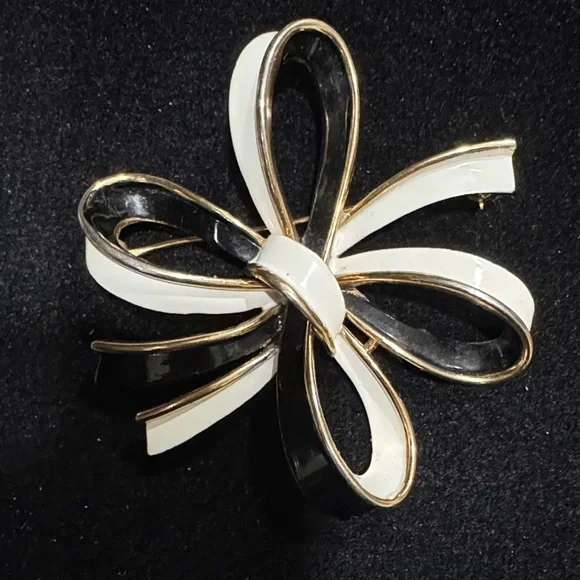 Crown Trifari Chic Black and White‎ with gold Bow Brooch