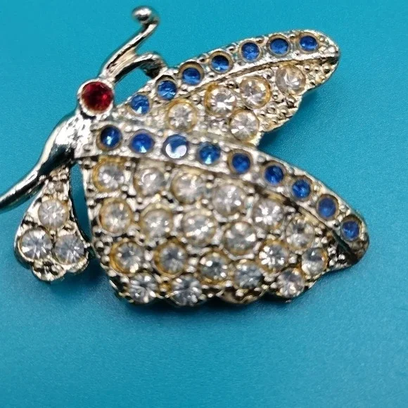 Delightful Vtg Gold Tone Pave Clear Lt Blue Rhinestone Side BUTTERFLY Pin