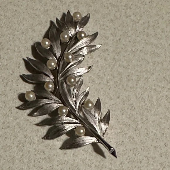 Vintage Crown Trifari Silver tone Leaf Brooch with faux Pearls (805)