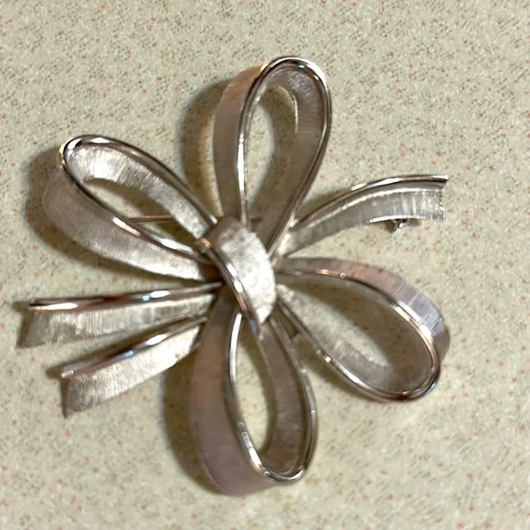 Vintage Crown Trifari brushed and polished silver tone bow broach (595)